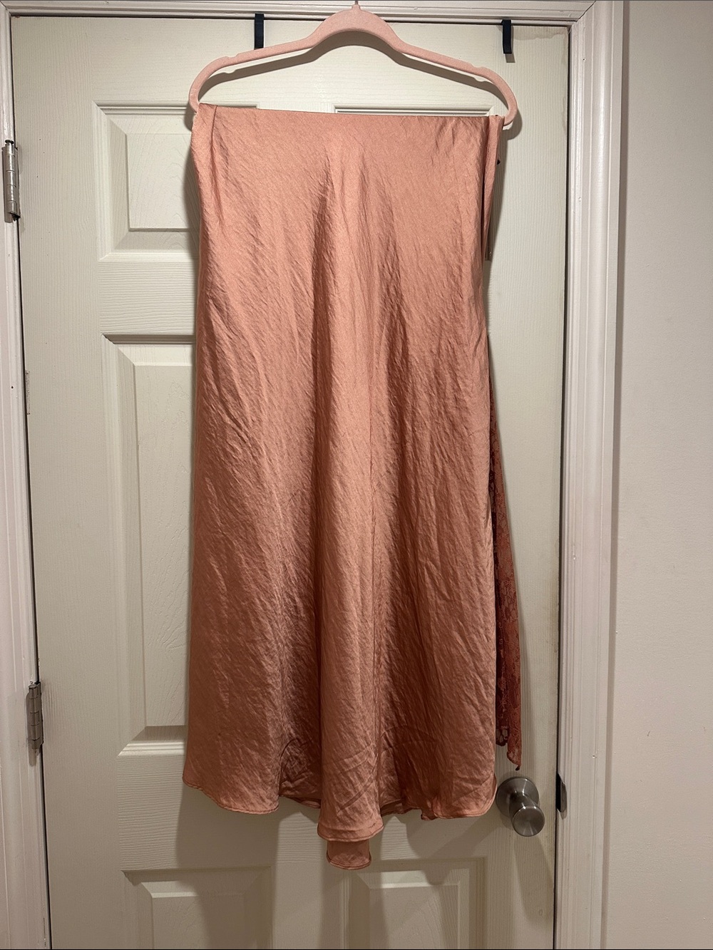 Free People Satin A-Line Midi Skirt in Dusty Rose with Lace. Size large. Boho.